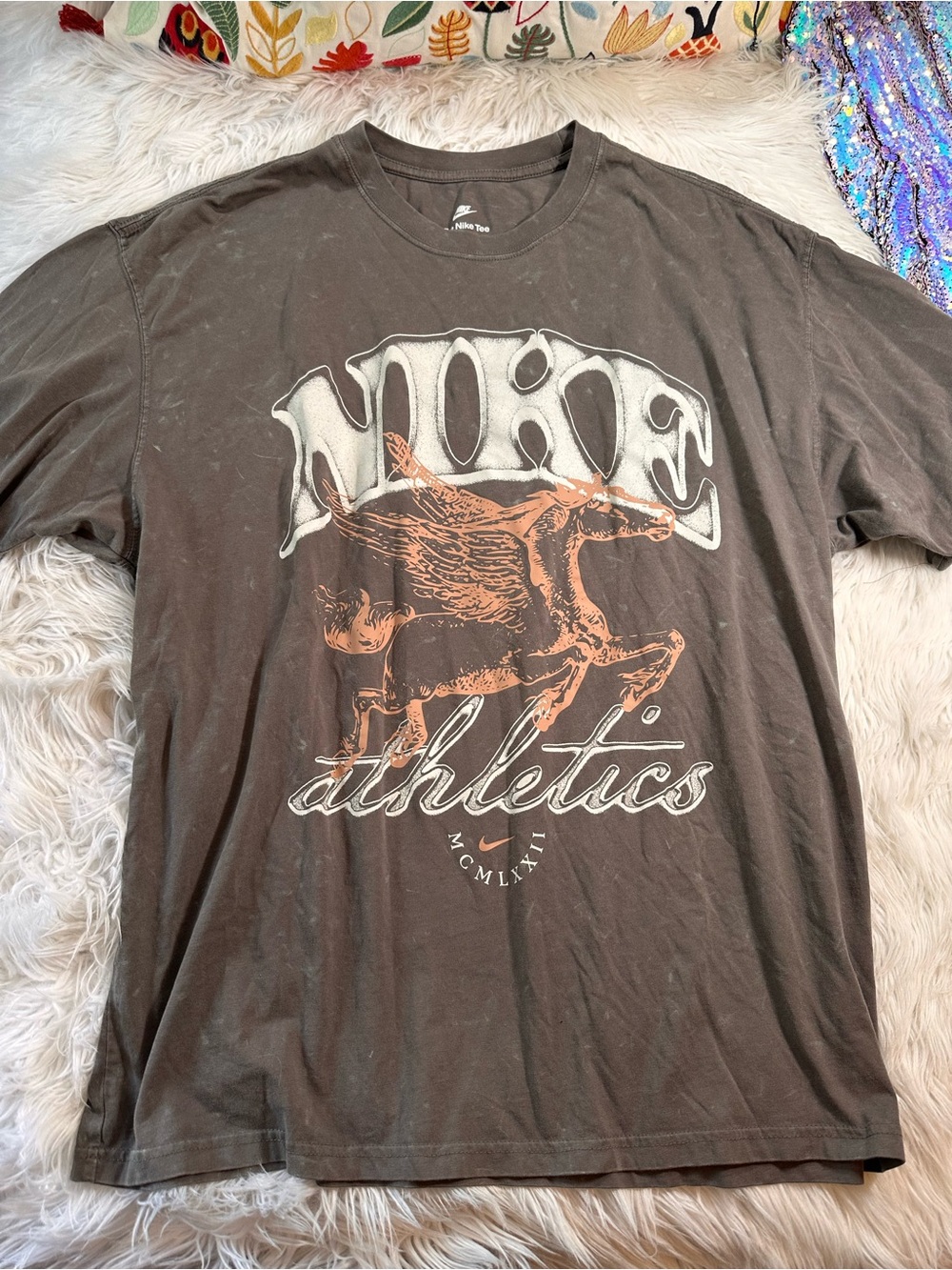 Nike • The Nike Tee Max90 Athletics Pegasus Loose Fit Tee